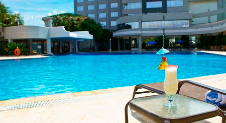 Crowne-Plaza-Maruma-piscina